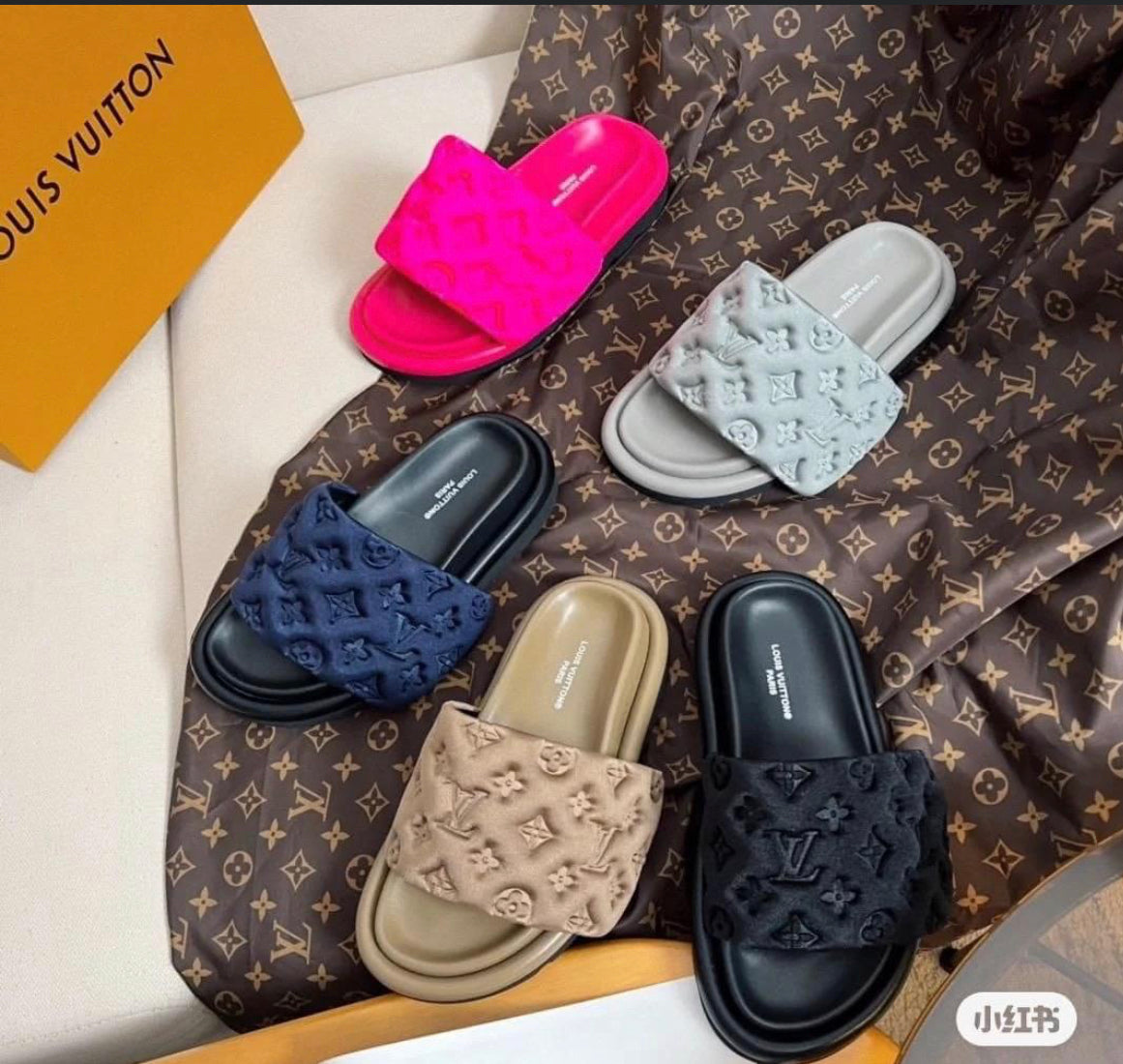 VV leather slipper