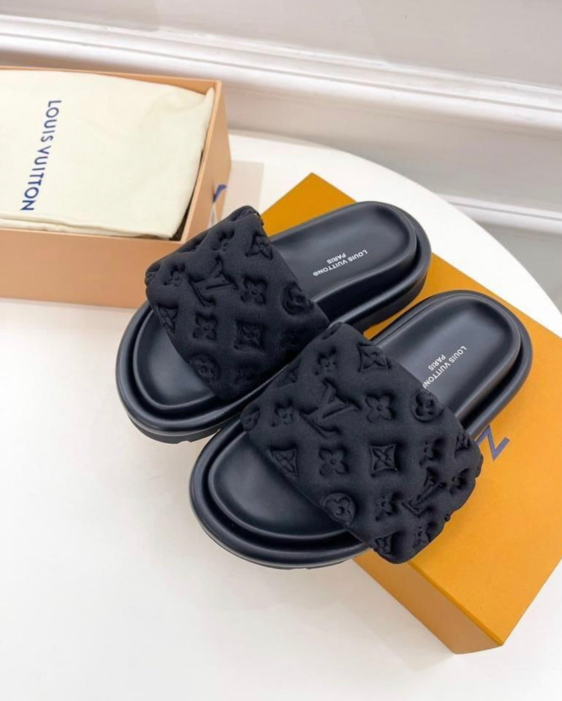 VV leather slipper