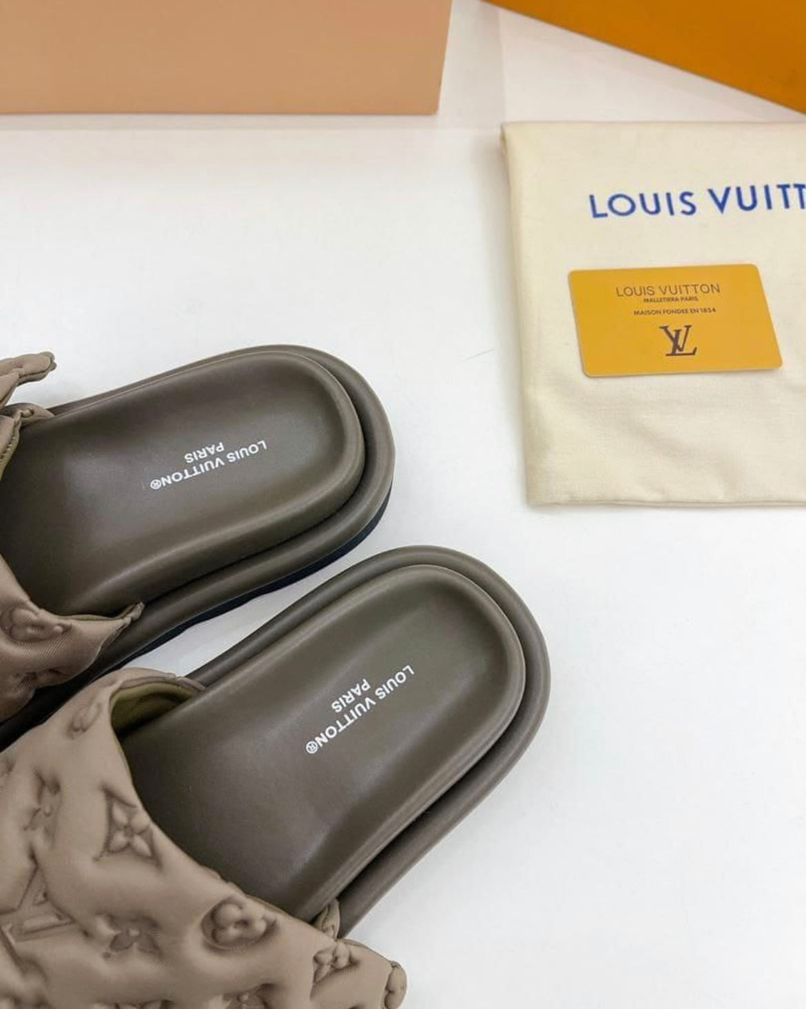 VV leather slipper