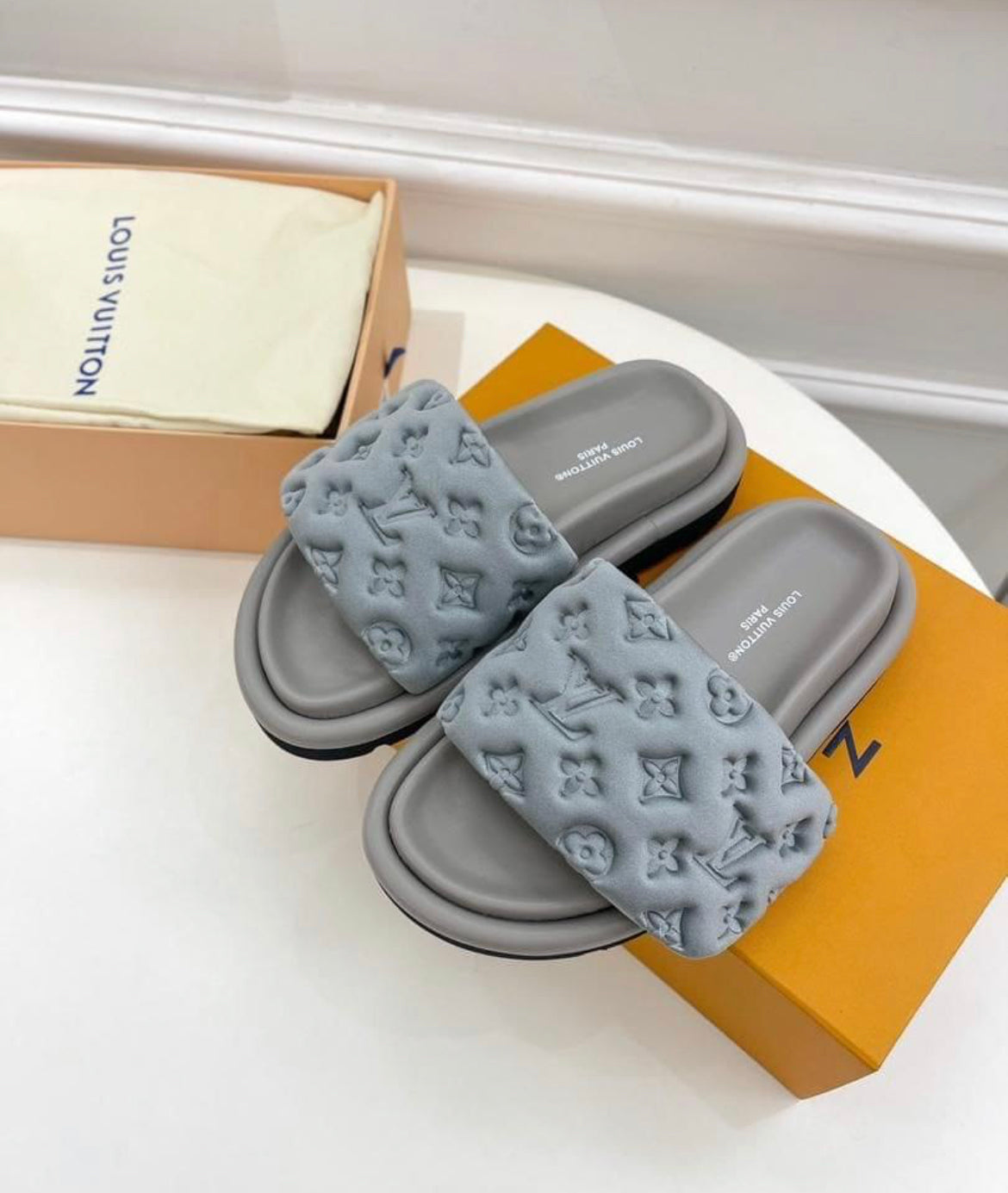 VV leather slipper
