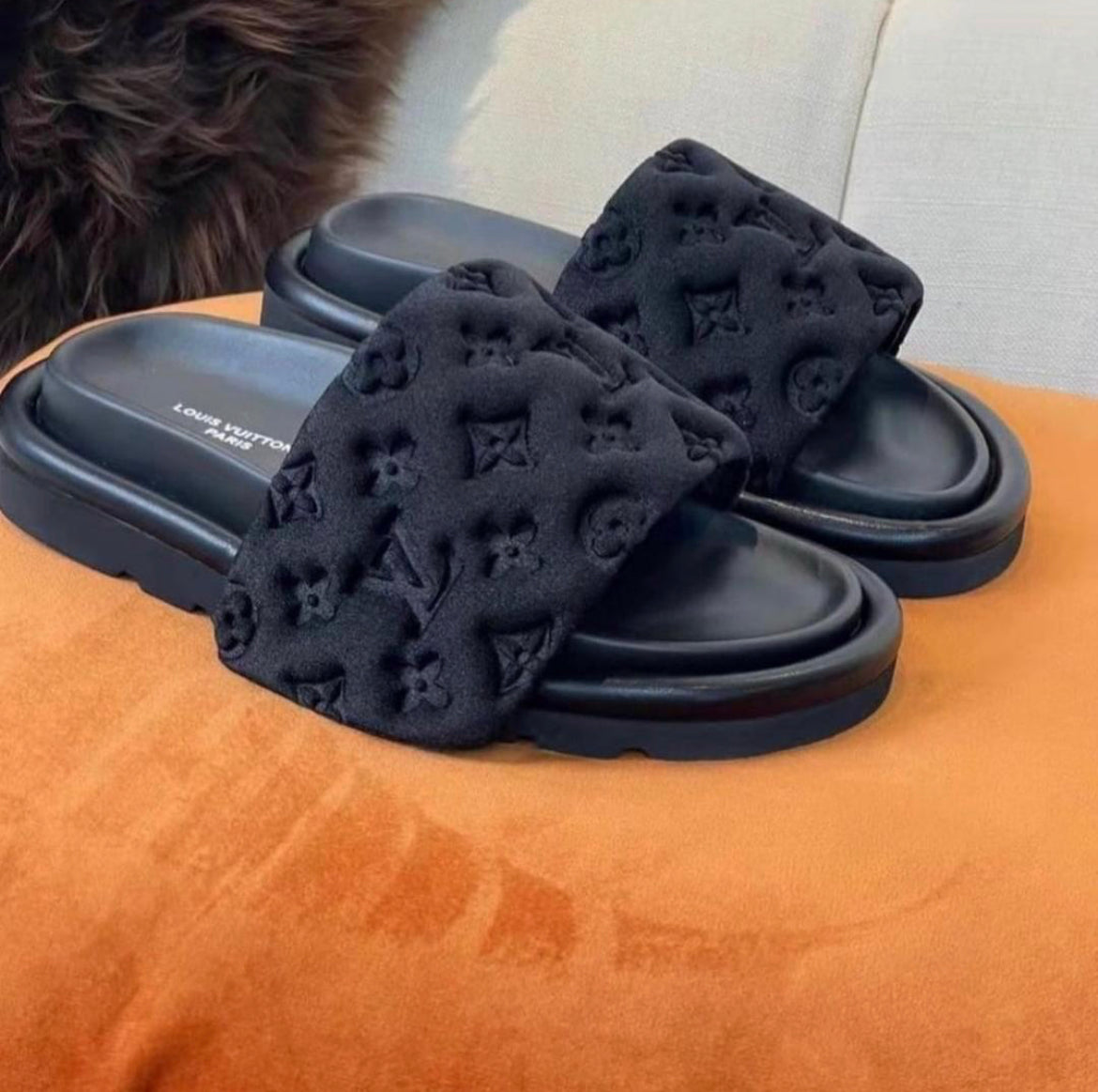 VV leather slipper