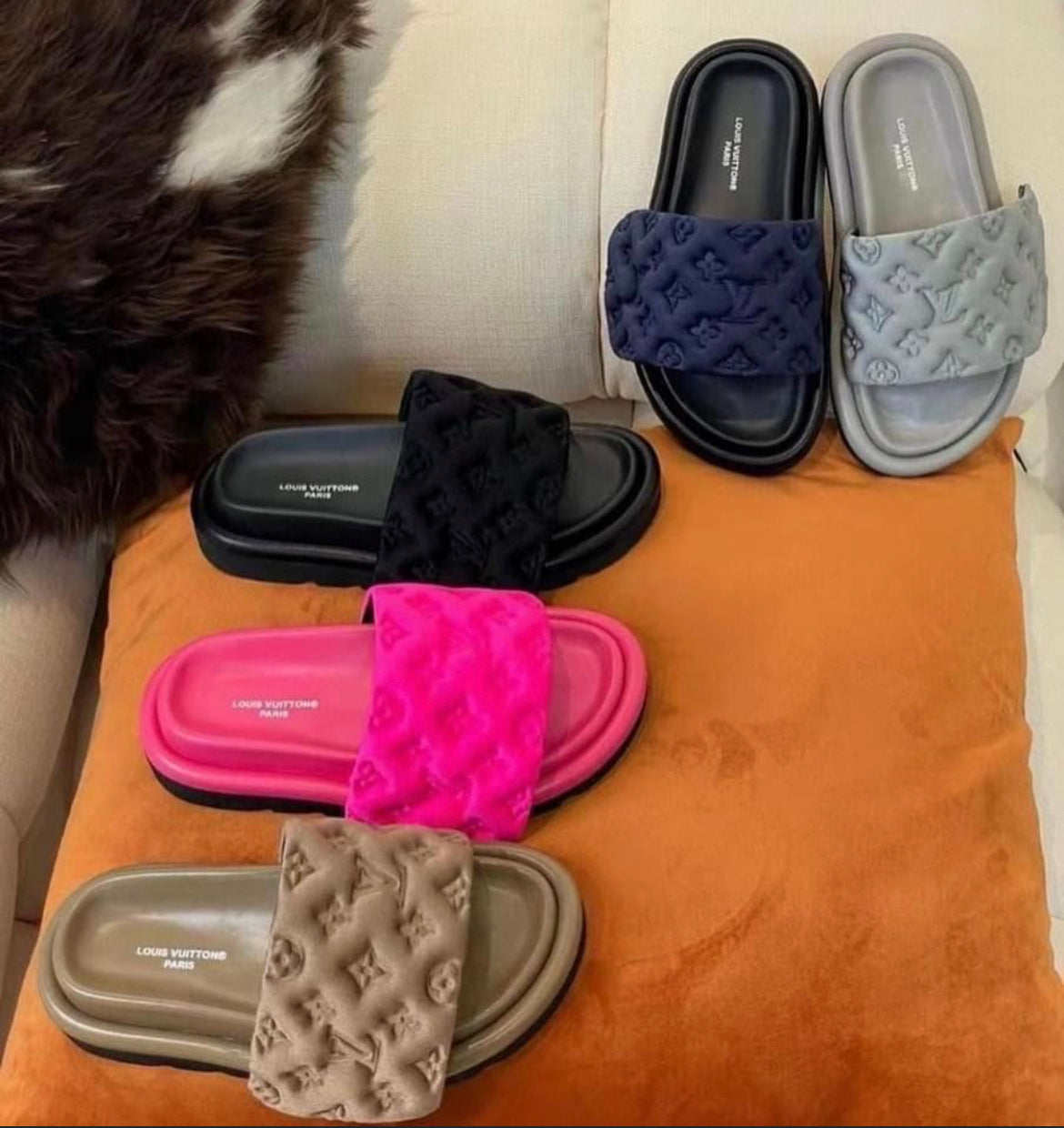 VV leather slipper