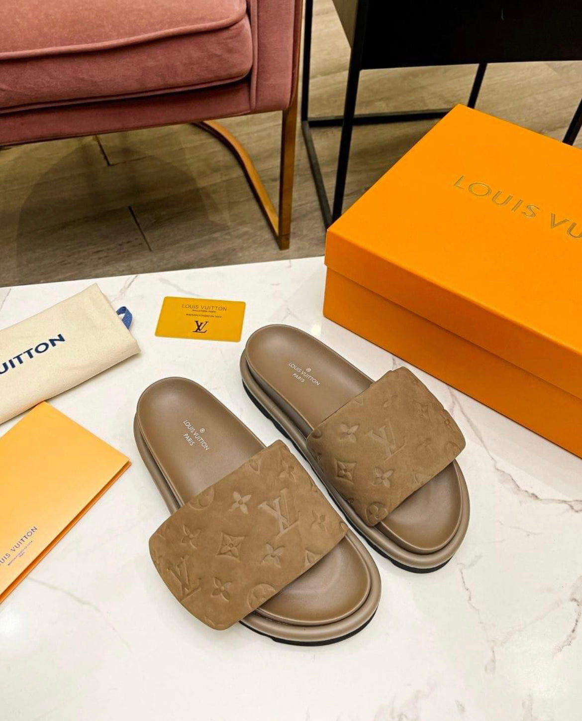 VV leather slipper