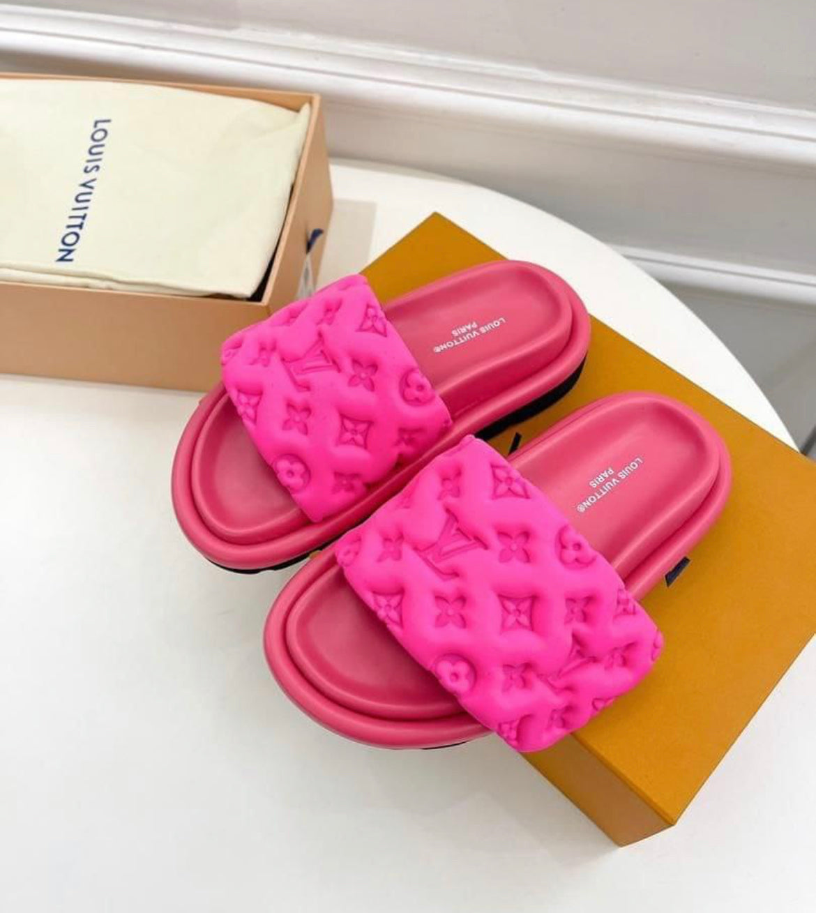 VV leather slipper