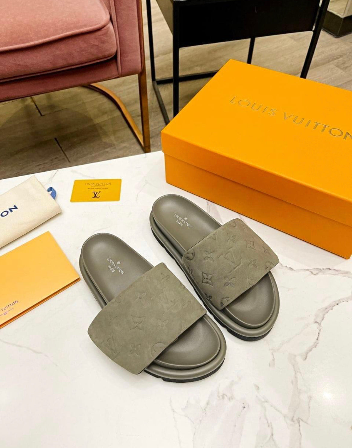 VV leather slipper