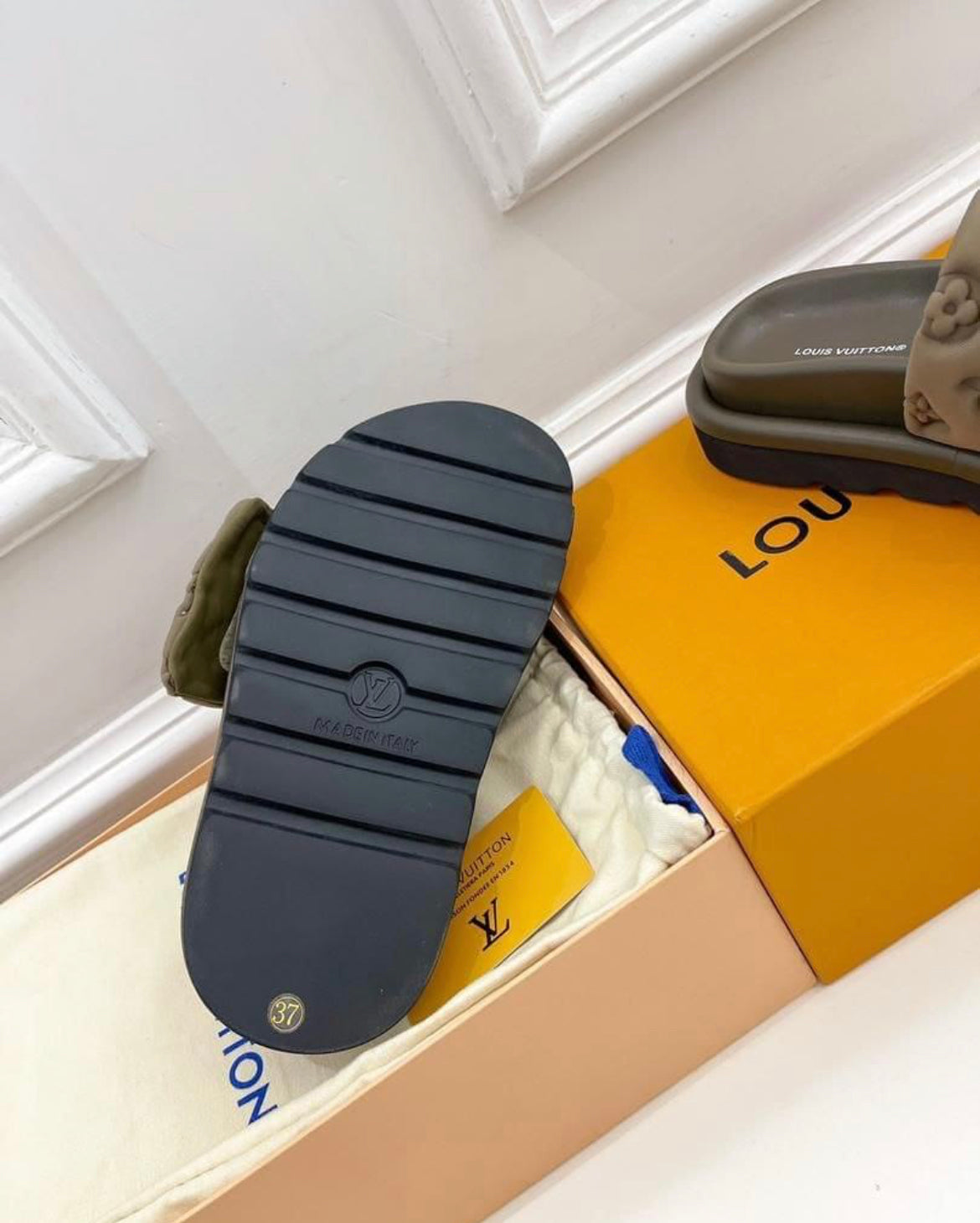 VV leather slipper