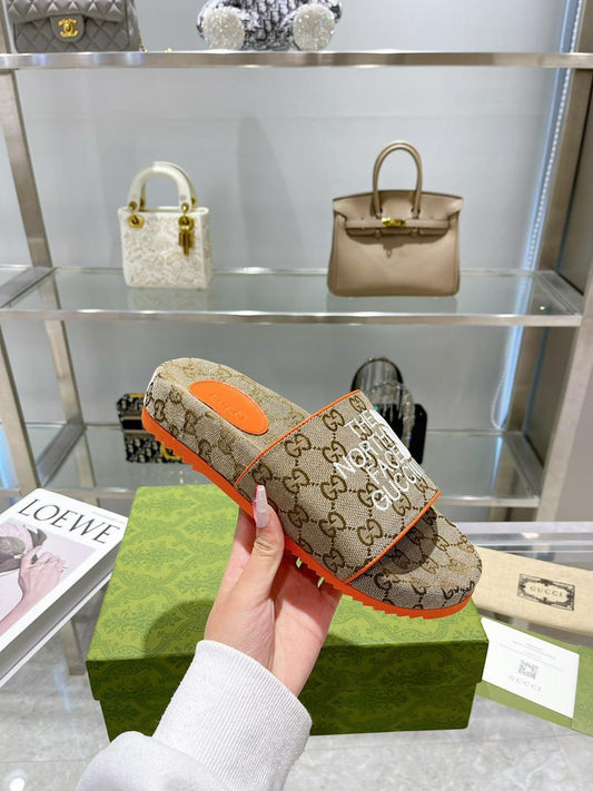 GG slipper