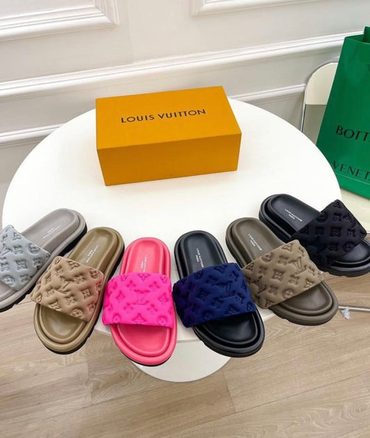 VV leather slipper