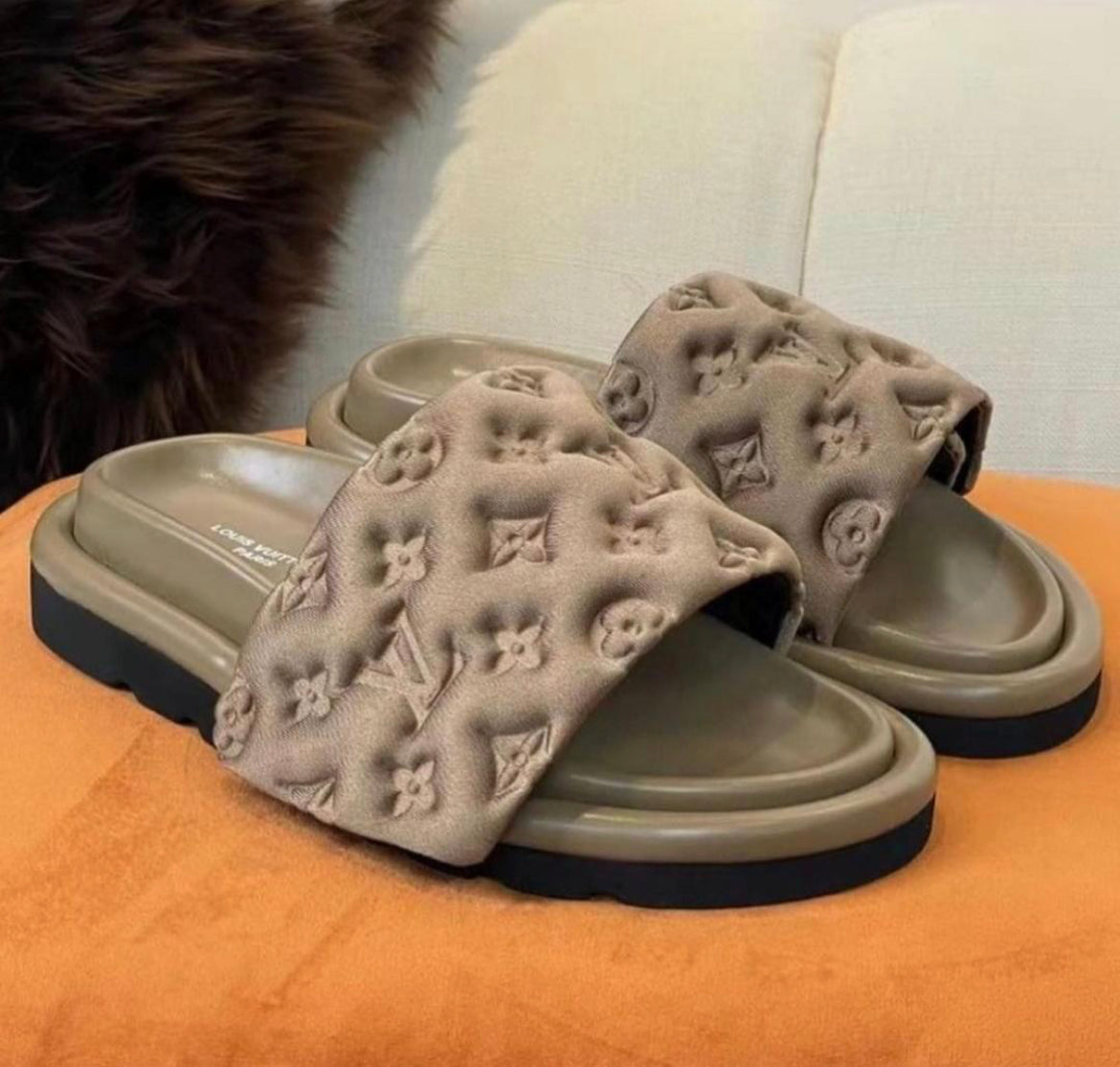 VV leather slipper